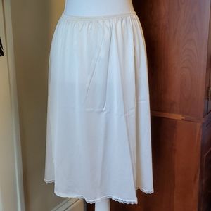 Vintage Vanity Fair half slip cream color size m/l